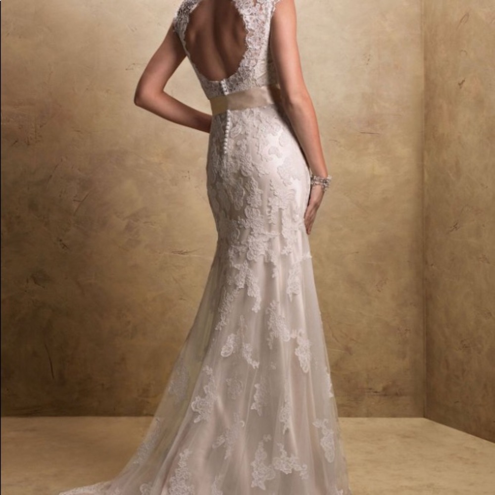 Maggie Sottero wedding dress. Size 10. Never worn.